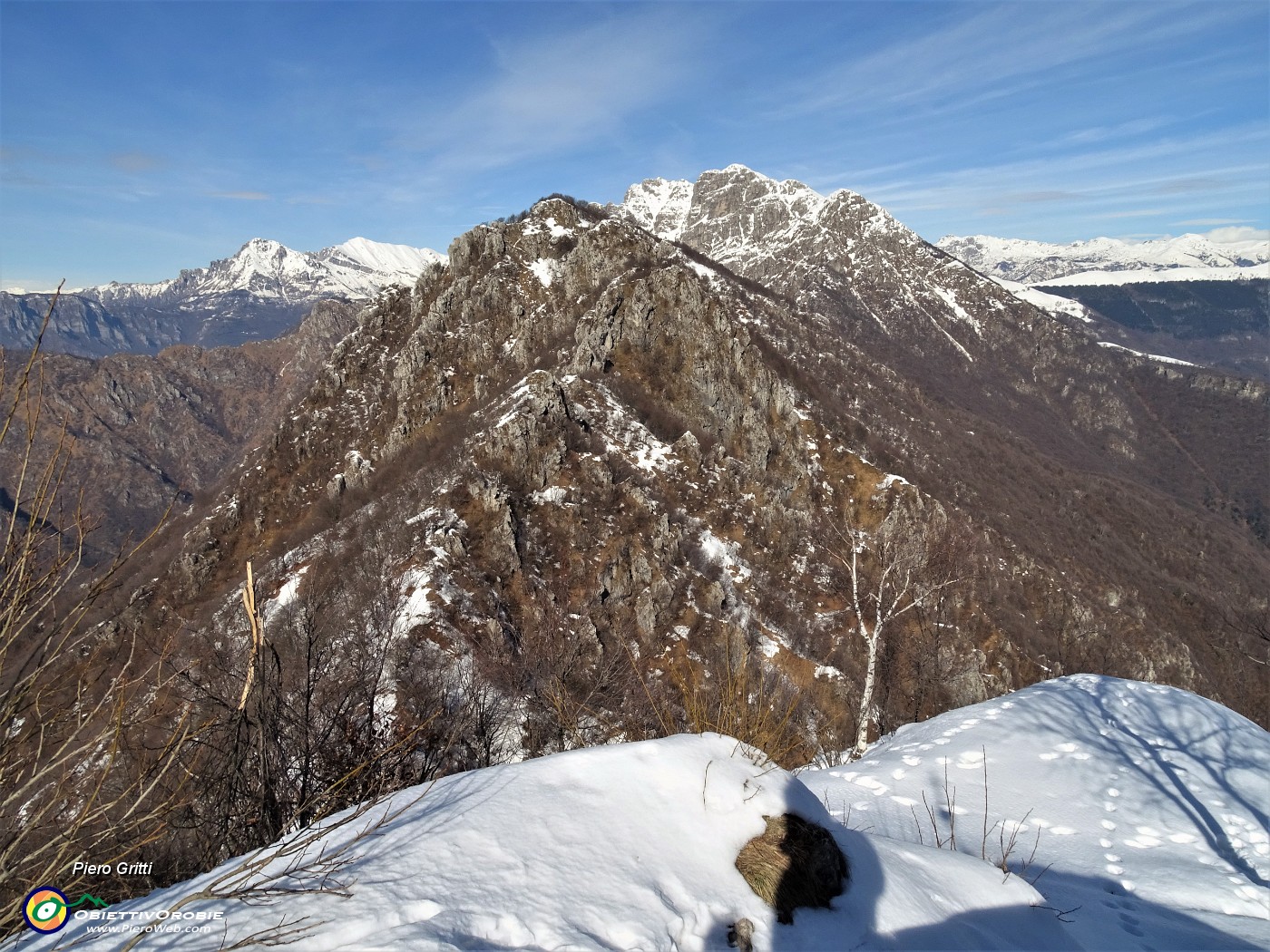 58 Dall'Ocone vista verso Corna Camozzera (1452 m) in primo piano e, oltre,  il Resegone (1875 m).JPG